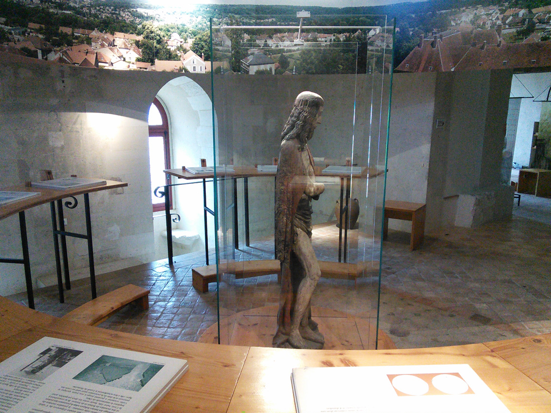 On accède par un escalier à vis dans la salle historique du premier étage